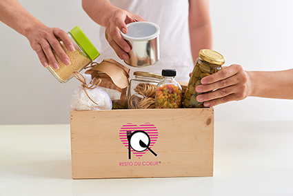 Photo caise en bois avec main dons nourriture logo
